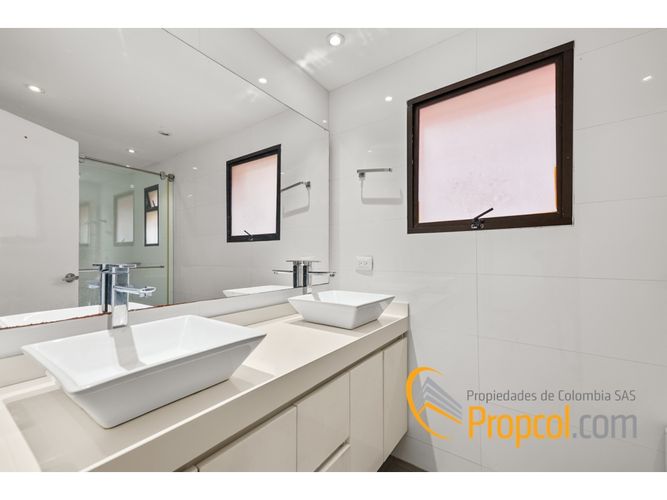 Apartamento de 3 alcobas en venta en Los Rosales, Bogotá, 214 m² · foto 16 de 18