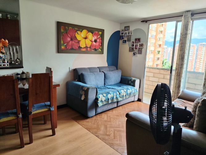 Apartamento en venta en Loma De Los Bernal, Medellín · foto 2 de 17