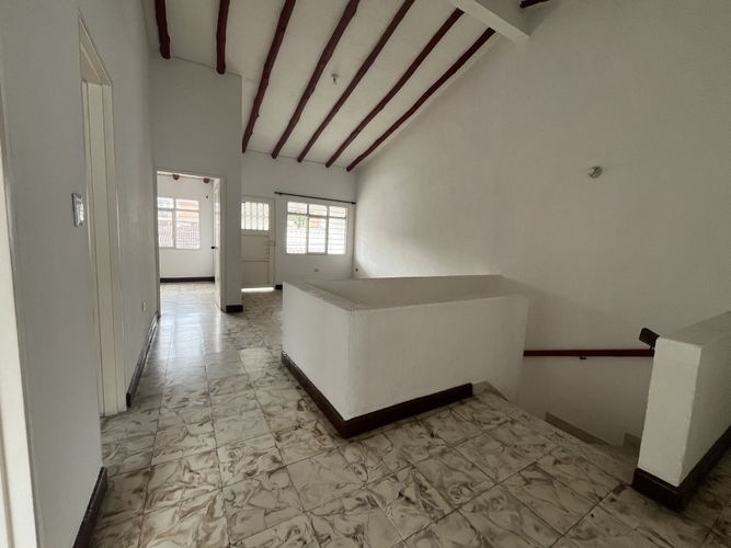 Casa de 5 alcobas en venta en Santa Anita, Cali, 279 m² · foto 2 de 2