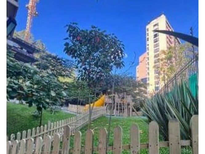 Apartamento de 2 alcobas en venta en El Poblado, Medellín, 90 m² · foto 18 de 24