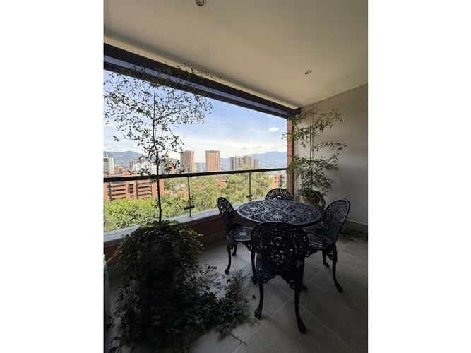 Apartamento de 2 alcobas en venta en Los Naranjos, Medellín, 91 m² · foto 5 de 10