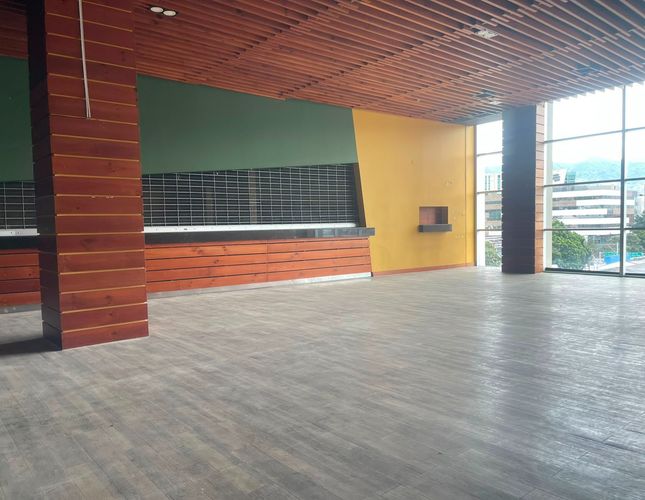 Local en arriendo en El Poblado, Medellín, 246 m² · foto 2 de 8
