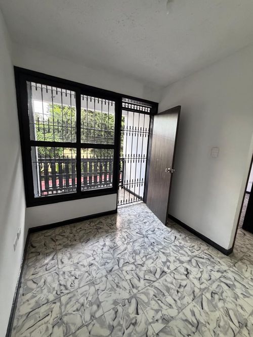 Casa de 5 alcobas en venta en Departamental, Cali · foto 4 de 15