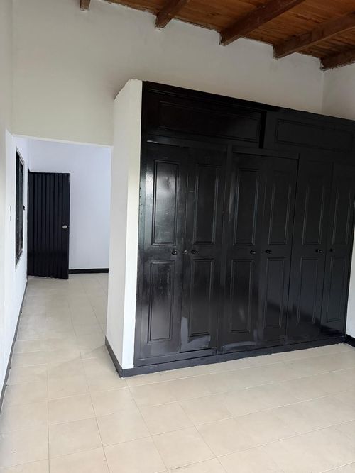 Casa de 5 alcobas en venta en Departamental, Cali · foto 9 de 15