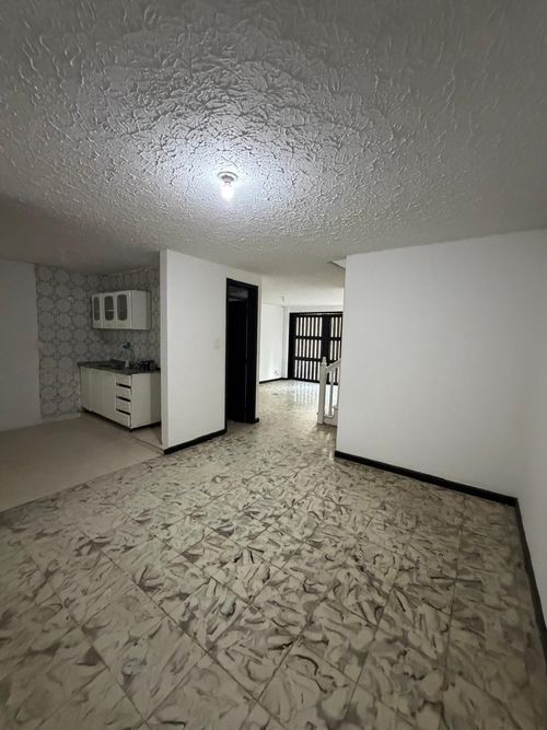 Casa de 5 alcobas en venta en Departamental, Cali · foto 3 de 15