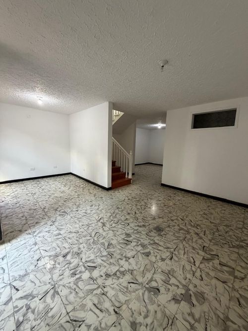 Casa de 5 alcobas en venta en Departamental, Cali · foto 2 de 15