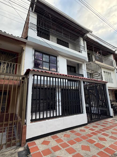Casa de 5 alcobas en venta en Departamental, Cali · foto 15 de 15