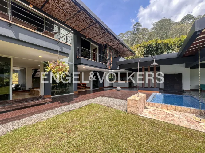Casa de 4 alcobas en venta en Loma De Las Brujas, Envigado, 600 m² · foto 2 de 24