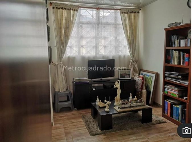 Casa de 5 alcobas en venta en La Esmeralda, Bogotá, 316 m² · foto 17 de 20