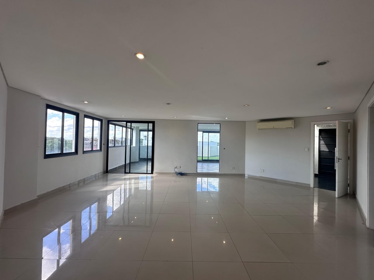 Three-bedroom apartment with staff quarters for sale in the Moravia gated community. — foto 3