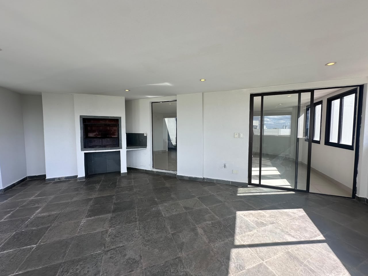 Three-bedroom apartment with staff quarters for sale in the Moravia gated community. — foto 2