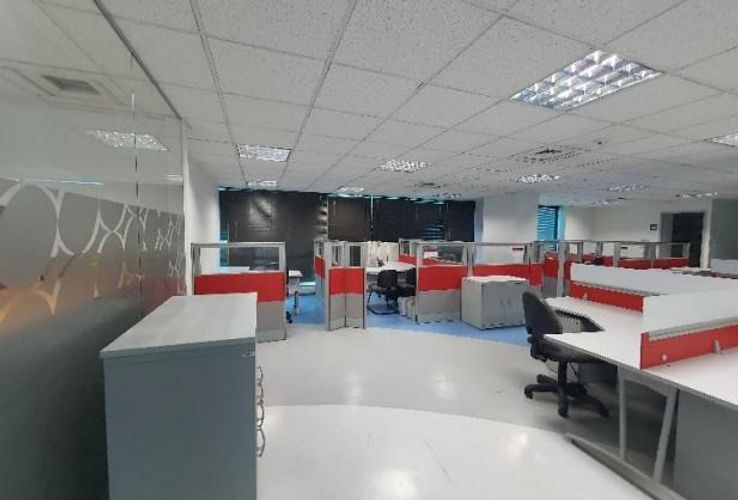 Oficina en arriendo en La Aguacatala, Medellín, 248 m² · foto 2 de 5