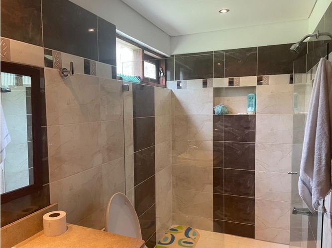 Casa de 3 alcobas en arriendo en Altos Del Escobero, Envigado, 270 m² · foto 16 de 18
