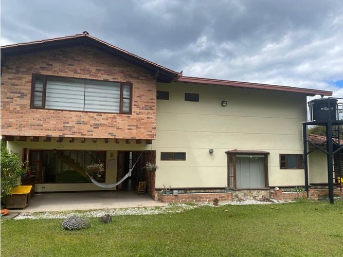 Casa de 3 alcobas en arriendo en Altos Del Escobero, Envigado, 270 m² · foto 2 de 18