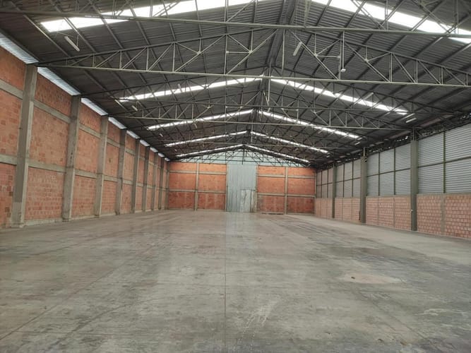 Bodega en arriendo en Boyero, Madrid, 2750 m² · foto 2 de 2