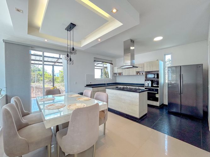 Casa de 5 alcobas en venta en Las Mercedes, Jamundí, 420 m² · foto 3 de 18