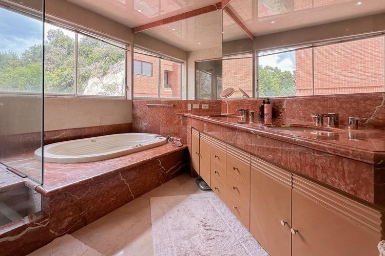 Apartamento de 4 alcobas en venta en Santa Barbara Oriental, Bogotá, 404 m² · foto 12 de 24