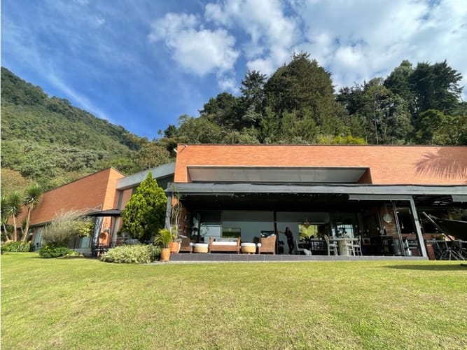 Casa de 3 alcobas en venta en Vía Las Palmas, Envigado, 440 m² · foto 3 de 20