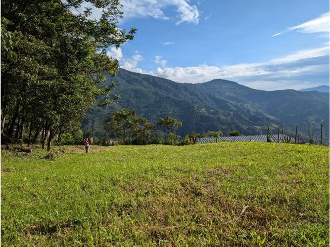 Lote en venta en Loma Del Escobero, Envigado, 2257 m² · foto 2 de 5
