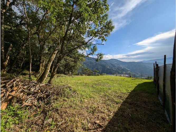 Lote en venta en Loma Del Escobero, Envigado, 2257 m² · foto 3 de 5