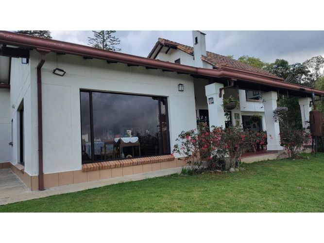 Apartamento de 4 alcobas en venta en Santa Elena, Medellín, 170 m² · foto 2 de 23