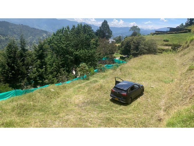 Lote en venta en Loma Del Escobero, Envigado, 2263 m² · foto 2 de 5