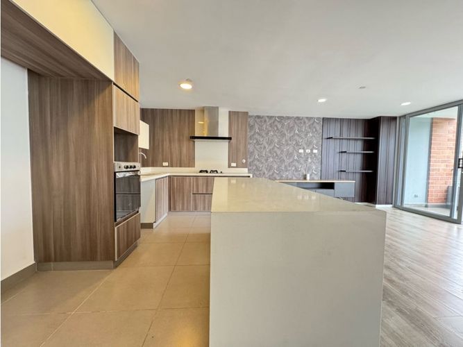 Apartamento de 3 alcobas en venta en Loma De Las Brujas, Envigado, 137 m² · foto 2 de 24