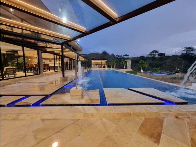 Casa de 8 alcobas en venta en Medellín, 2000 m² · foto 2 de 10