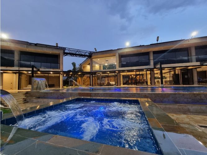 Casa de 8 alcobas en venta en Medellín, 2000 m² · foto 3 de 10