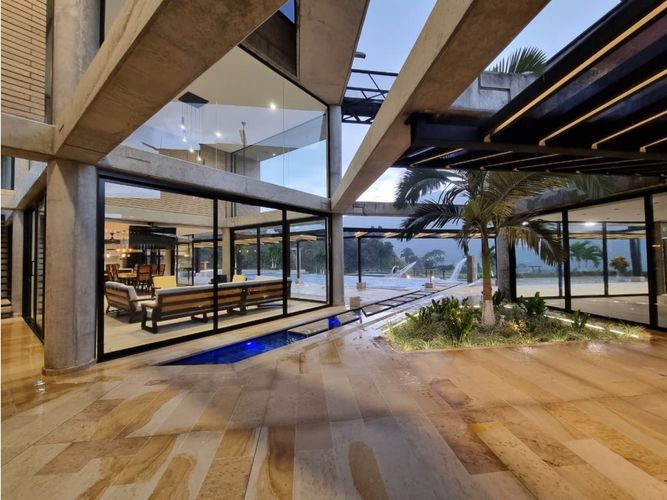 Casa de 8 alcobas en venta en Medellín, 2000 m² · foto 4 de 10