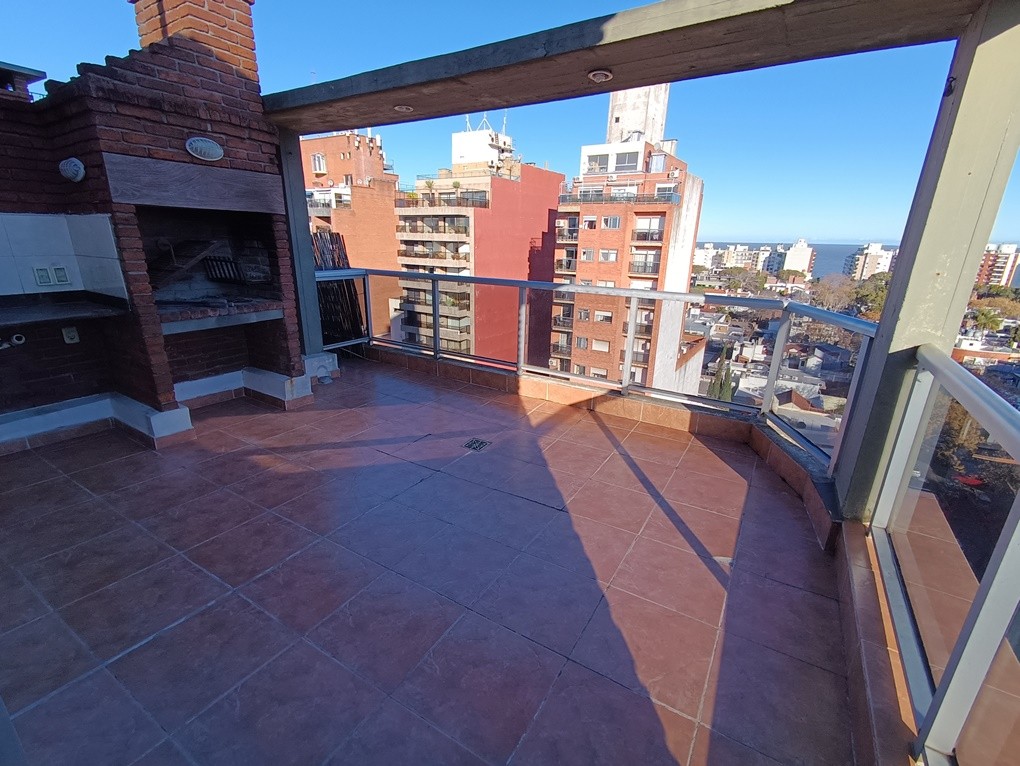 Inmejorable Zona! Penthouse Con Parrillero! 2 Dormitorios Y 2 Baños, Garage! Con Renta
