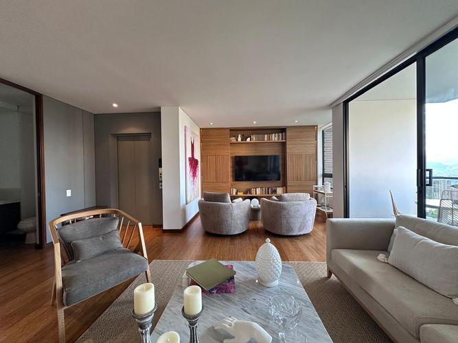 Apartamento de 3 alcobas en venta en El Poblado, Medellín, 217 m² · foto 2 de 20