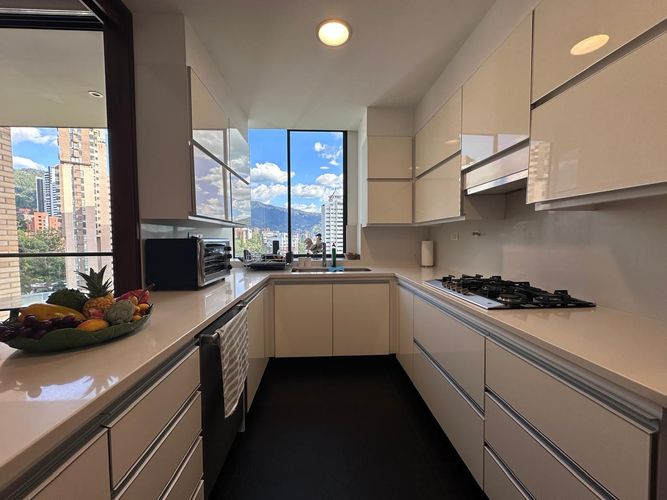 Apartamento de 3 alcobas en venta en El Poblado, Medellín, 217 m² · foto 9 de 20