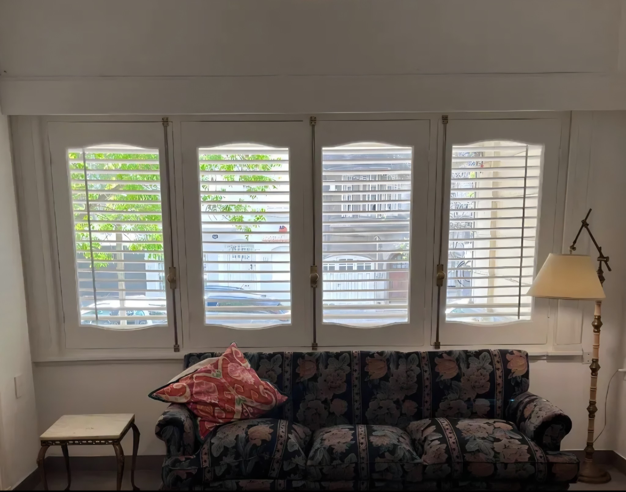 Exclusivo apartamento en planta baja, ideal para alquiler, ubicado en la prestigiosa zona de Solano Antuña, casi Francisco Vidal. Disfrute de la comodidad de un dormitorio y la conveniencia de una ubicación privilegiada.