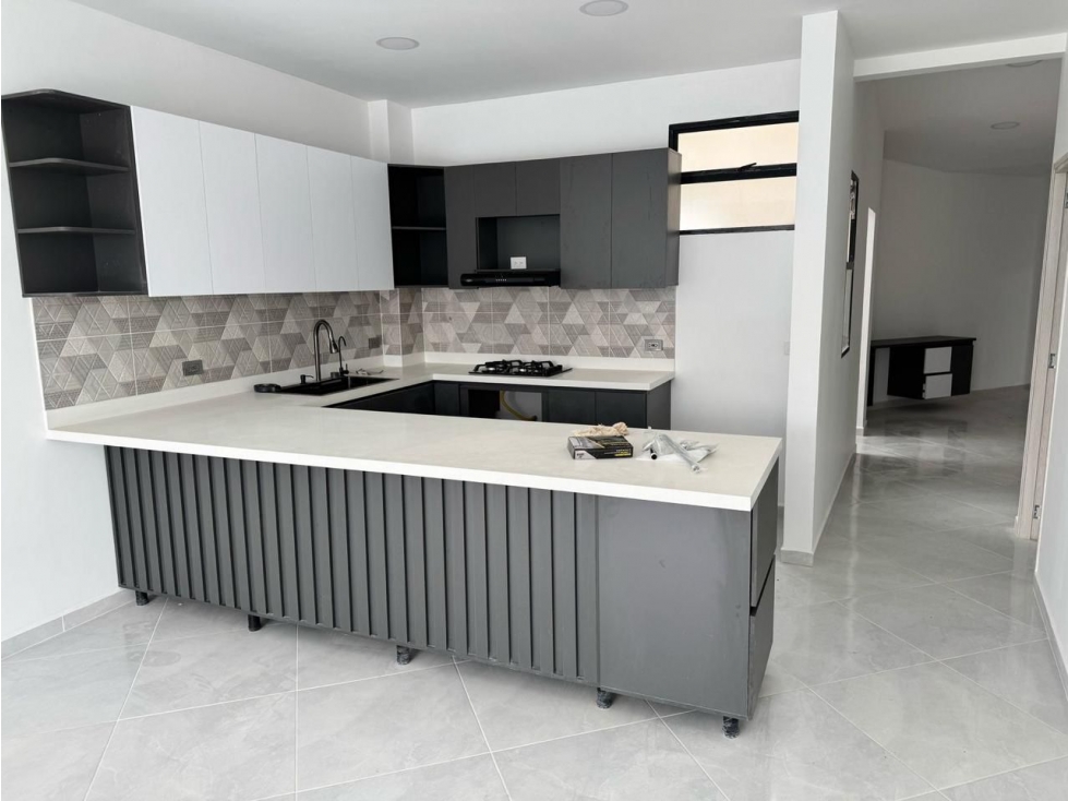 Apartamento en venta en Loma De Los Bernal, Medellín · foto 2 de 15