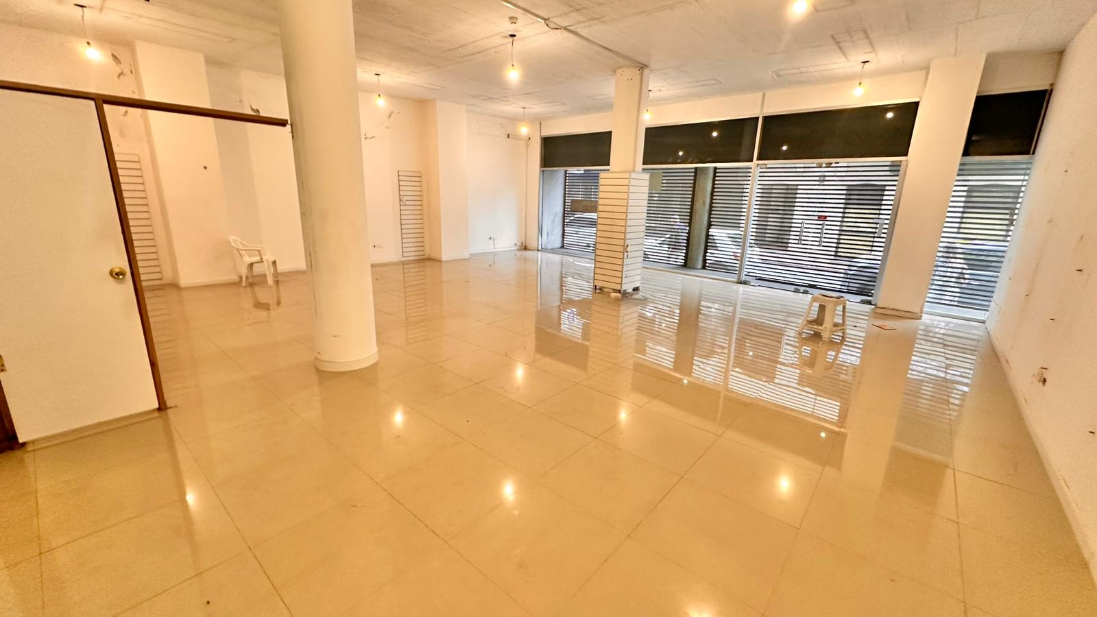 ALQUILER DE LOCAL COMERCIAL: 8 mts de vidriera