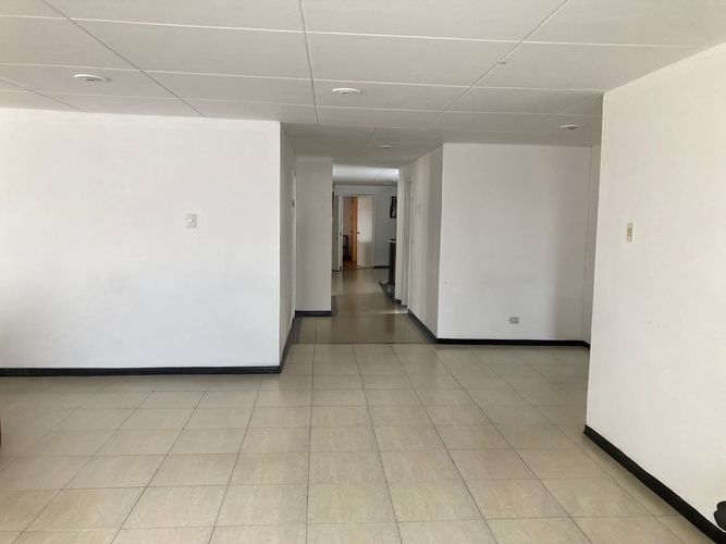 Apartamento de 6 alcobas en arriendo en Quinta Paredes, Bogotá, 280 m² · foto 3 de 14
