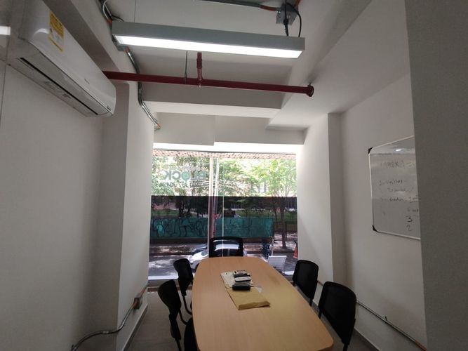 Local en arriendo en El Poblado, Medellín, 20 m² · foto 2 de 9