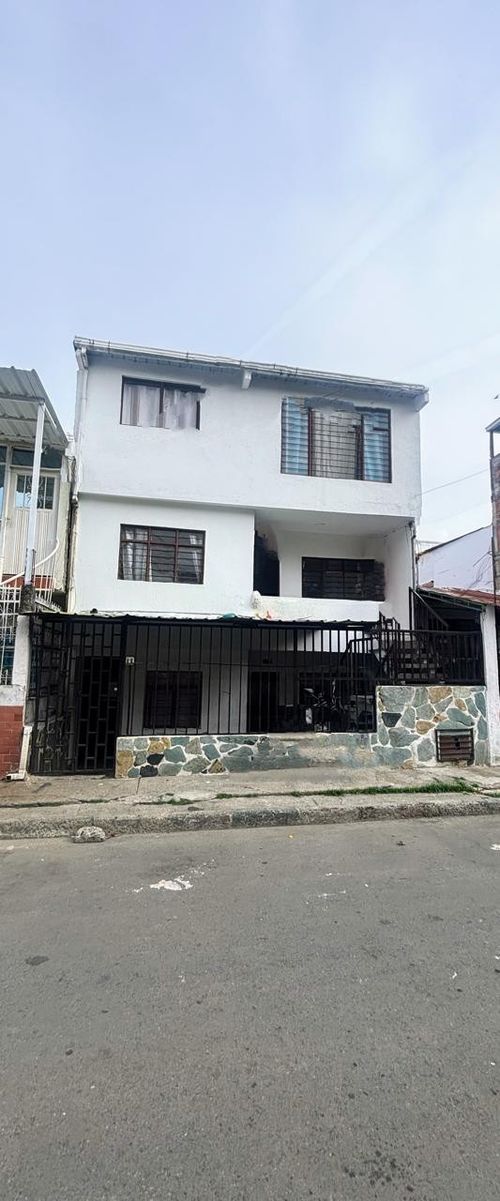 Edificio en venta en San Judas Tadeo I, Cali, 390 m² · foto 2 de 16