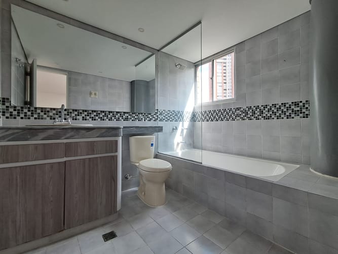 Apartamento de 3 alcobas en arriendo en Los Balsos, Medellín, 230 m² · foto 18 de 20