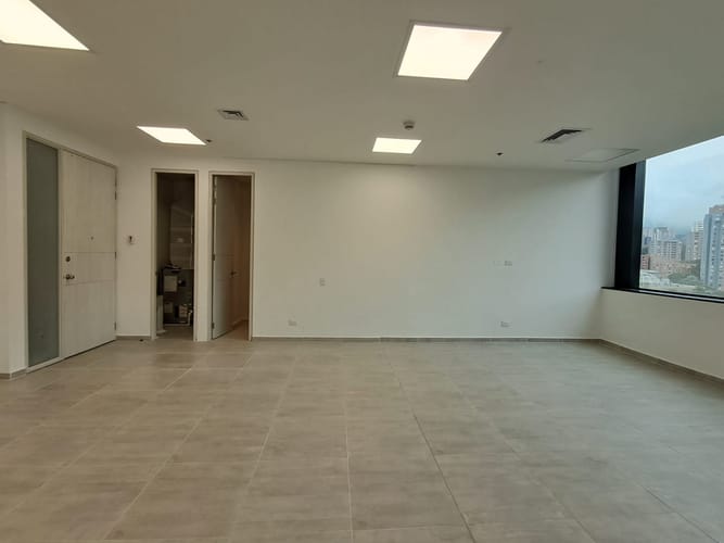 Oficina en arriendo en El Castillo, Medellín, 60 m² · foto 2 de 11