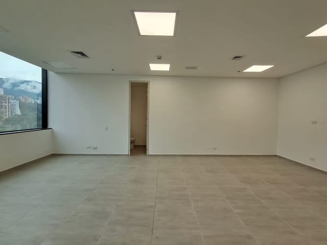 Oficina en arriendo en El Castillo, Medellín, 60 m² · foto 6 de 11
