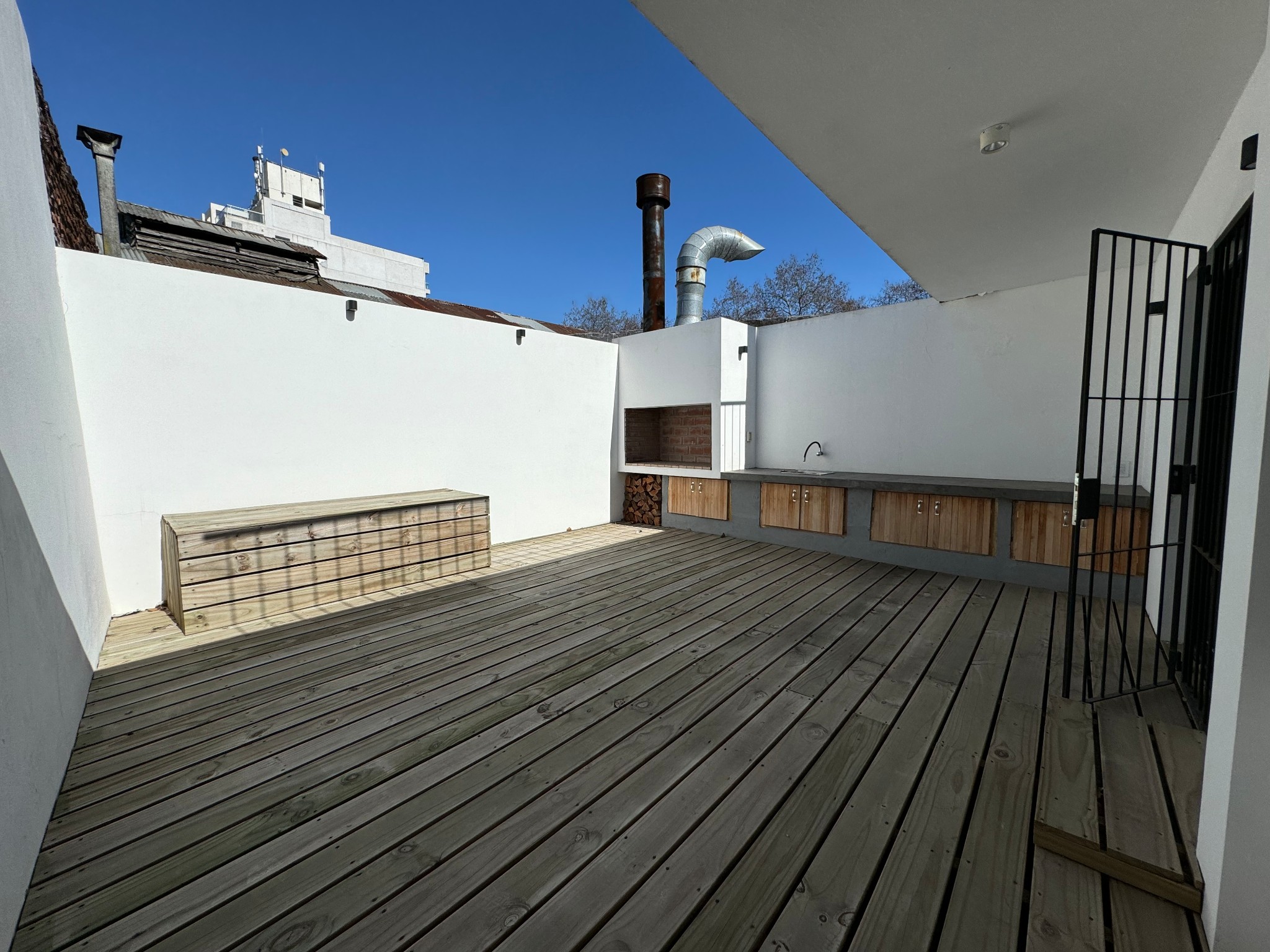 Venta padrón único con Casa reciclada mas local comercial PB lugar para garajes Aguada Martín García