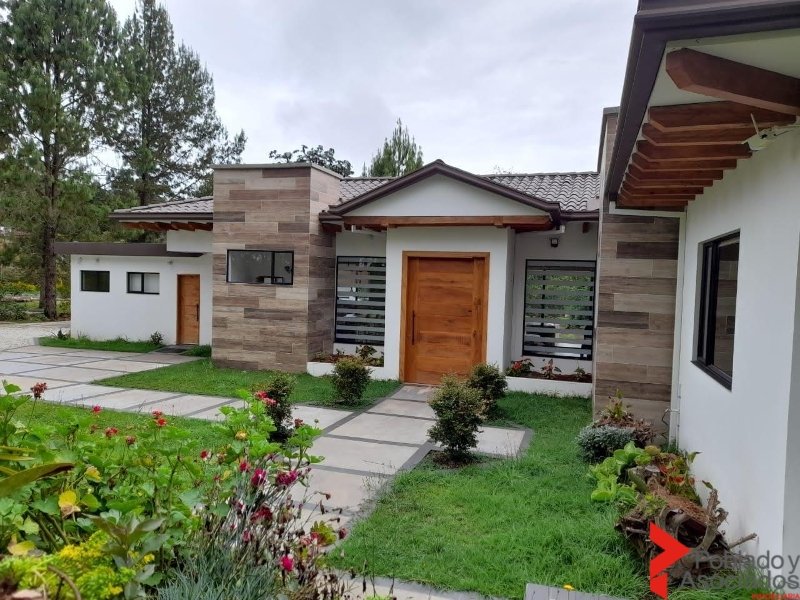 Casa en Arriendo en Santa Elena, Medellín