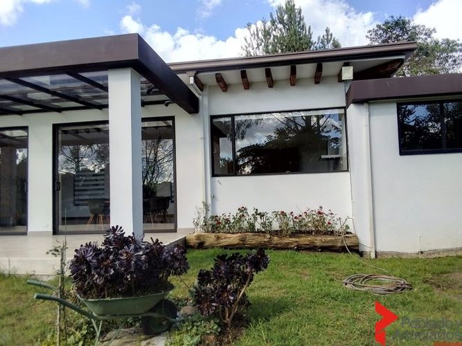 Casa de 4 alcobas en arriendo en Santa Elena, Medellín, 30 m² · foto 2 de 17