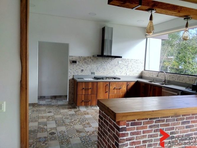 Casa de 4 alcobas en arriendo en Santa Elena, Medellín, 30 m² · foto 3 de 17