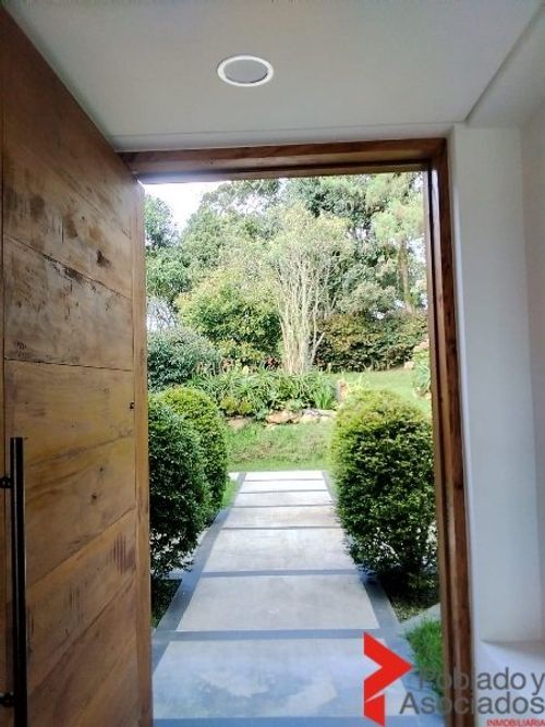 Casa de 4 alcobas en arriendo en Santa Elena, Medellín, 30 m² · foto 5 de 17