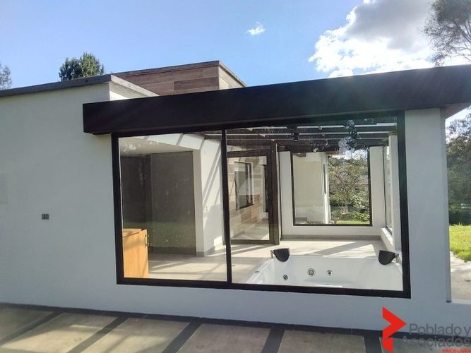Casa de 4 alcobas en arriendo en Santa Elena, Medellín, 30 m² · foto 7 de 17