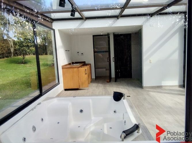 Casa de 4 alcobas en arriendo en Santa Elena, Medellín, 30 m² · foto 8 de 17