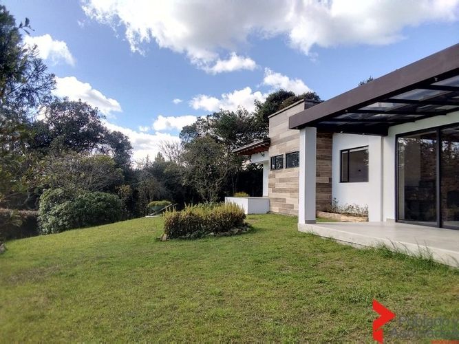 Casa de 4 alcobas en arriendo en Santa Elena, Medellín, 30 m² · foto 9 de 17